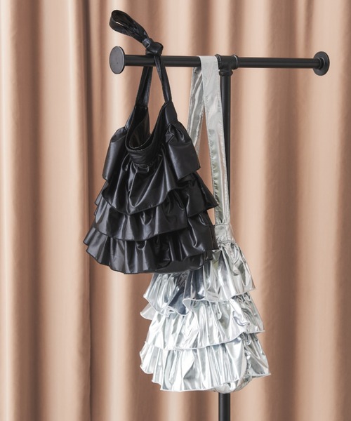 MERLOT（メルロー）の「メタリックフリルショルダーバッグ（ショルダーバッグ・レディース・ブラック/シルバー/ホワイト・FREE）」の4枚目の写真