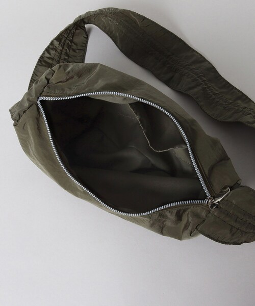 THE SHOP TK （ザ ショップ ティーケー ）の「◆【軽量】シャカシャカムーンショルダーバッグ（ショルダーバッグ・レディース・ベージュ/ブラック/カーキ/イエロー系その他・00）」の16枚目の写真