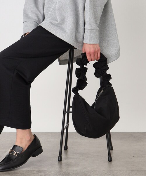 THE SHOP TK （ザ ショップ ティーケー ）の「◆【軽量】シャカシャカムーンショルダーバッグ（ショルダーバッグ・レディース・ベージュ/ブラック/カーキ/イエロー系その他・00）」の2枚目の写真