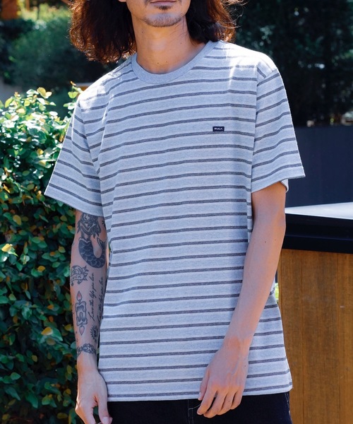 RVCA(ルーカ)の「RVCA メンズ VALLEJO STRIPE TEE Tシャツ 【2024年春夏モデル】/ルーカ半袖ボーダーTシャツ(Tシャツ/カットソー・メンズ・グレー/グリーン/ネイビー・LARGE/MEDIUM/SMALL)」の2枚目の写真
