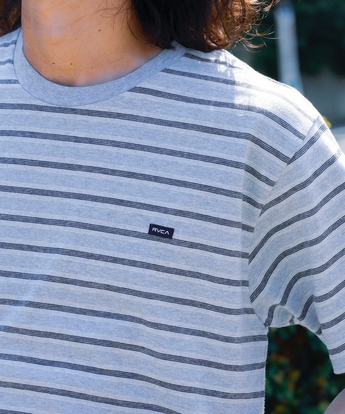 RVCA(ルーカ)の「RVCA メンズ VALLEJO STRIPE TEE Tシャツ 【2024年春夏モデル】/ルーカ半袖ボーダーTシャツ(Tシャツ/カットソー・メンズ・グレー/グリーン/ネイビー・LARGE/MEDIUM/SMALL)」の17枚目の写真