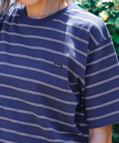 RVCA(ルーカ)の「RVCA メンズ VALLEJO STRIPE TEE Tシャツ 【2024年春夏モデル】/ルーカ半袖ボーダーTシャツ(Tシャツ/カットソー・メンズ・グレー/グリーン/ネイビー・LARGE/MEDIUM/SMALL)」の4枚目の写真