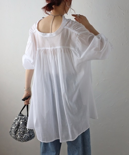 &HALF(アンドハーフ)の「ノーカラーギャザーフレアブラウス(インド綿.インドコットン.コットン100%,綿100%)(シャツ/ブラウス・レディース・ベージュ/ネイビー/イエロー/ホワイト/コーラルピンク/サックスブルー・M/L/LL)」の7枚目の写真