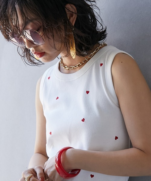 GEVS.(ジェイヴィス)の「 ハート刺しゅうタンクトップ <大きいサイズ有>GEVS.(タンクトップ・レディース・オフホワイト/カーキ/チャコール・M/L/LL/3L/4L/5L)」の2枚目の写真