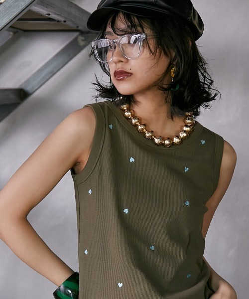 GEVS.(ジェイヴィス)の「 ハート刺しゅうタンクトップ <大きいサイズ有>GEVS.(タンクトップ・レディース・オフホワイト/カーキ/チャコール・M/L/LL/3L/4L/5L)」の3枚目の写真