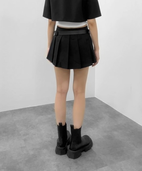 送料・関税込 ★boohoo★ バタフライ ディテール ミニ スカート jiasecond.（ジアセカンド）の「【jiasecond.】バタフライベルト
