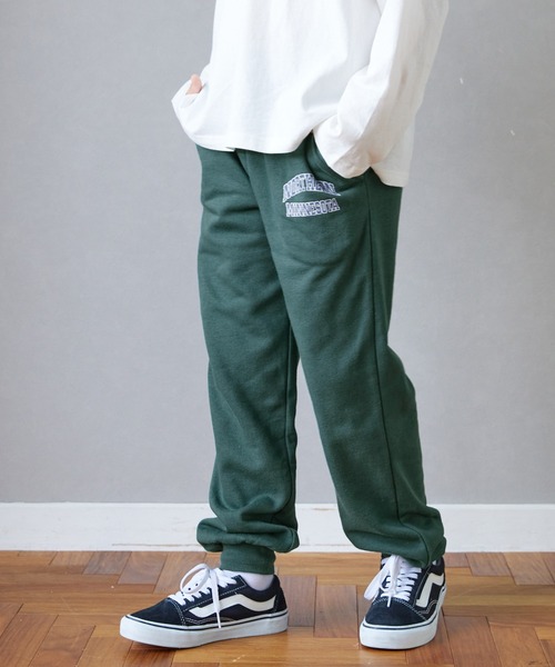 coca(coca)(コカ)の「キッズ カレッジプリント スウェットジョガーパンツ(スウェットパンツ・キッズ・ダークグリーン/ブラック・120/130/140/150)」の2枚目の写真