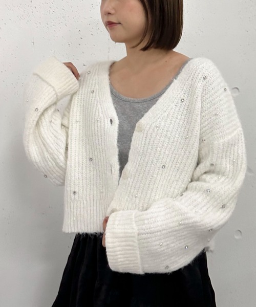 archives（アルシーヴ）の「ビジューパールニットカーディガン（カーディガン/ボレロ・レディース・ブラック/オフホワイト/グレー/ピンク・MEDIUM）」の2枚目の写真