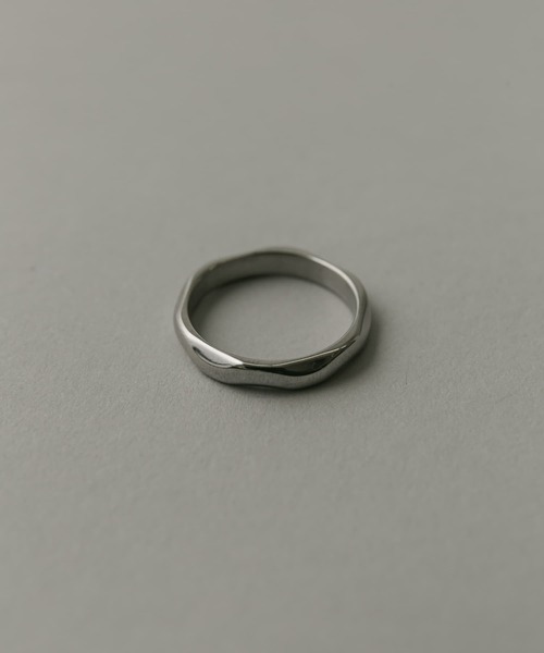 SMELLY（スメリー）の「ステンレスアンイーブンリング（リング・メンズ・シルバー・18）」の2枚目の写真