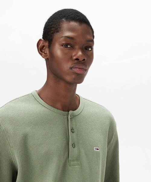 tommy jeans(トミー ジーンズ)の「レギュラーワッフルヘンリーネックTシャツ(Tシャツ/カットソー・メンズ・グリーン/ホワイト・MEDIUM/SMALL/LARGE/X-LARGE)」の7枚目の写真