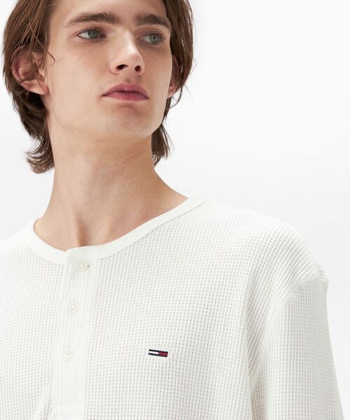 tommy jeans(トミー ジーンズ)の「レギュラーワッフルヘンリーネックTシャツ(Tシャツ/カットソー・メンズ・グリーン/ホワイト・MEDIUM/SMALL/LARGE/X-LARGE)」の11枚目の写真