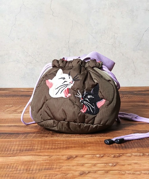 HOUSTON(ヒューストン)の「HOUSTON woman ヒューストン ウーマン CAT BIRD EMB QUILTING EFECT BAG 猫 ネコ 小鳥 刺繍 キルティング エフェクトバッグ 巾着バッグ(ショルダーバッグ・レディース・グリーン/ミント/イエロー/ブルー/オリーブ/ピンク/ネイビー/ブルー系その他/ピンク系その他・FREE)」の2枚目の写真