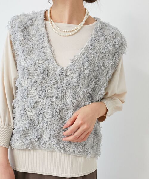 le.coeur blanc(ルクールブラン)の「《手洗い可能》フリンジ編みVネックベスト(ベスト・レディース・オフホワイト/ライトグレー・38)」の2枚目の写真
