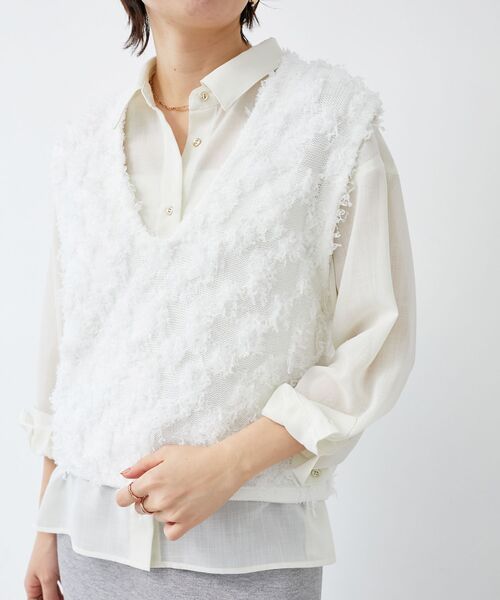le.coeur blanc(ルクールブラン)の「《手洗い可能》フリンジ編みVネックベスト(ベスト・レディース・オフホワイト/ライトグレー・38)」の4枚目の写真