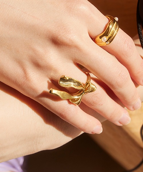 Casselini（キャセリーニ）の「Casselini(キャセリーニ)メタルリボンリング（リング・レディース・ゴールド・FREE）」の4枚目の写真