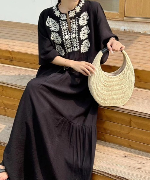 Diosfront（ディオスフロント）の「フロント刺繍キーネックロング