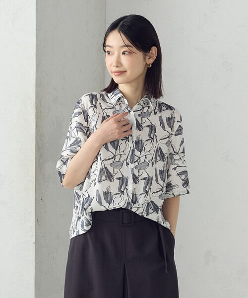 COMME CA ISM(コムサイズム)の「ポリエステルデシン フラワープリント クロップドシャツ(シャツ/ブラウス・レディース・オフホワイト/ブラック・MEDIUM/LARGE)」の2枚目の写真
