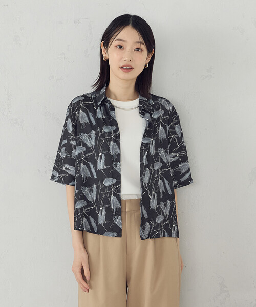 COMME CA ISM(コムサイズム)の「ポリエステルデシン フラワープリント クロップドシャツ(シャツ/ブラウス・レディース・オフホワイト/ブラック・MEDIUM/LARGE)」の1枚目の写真