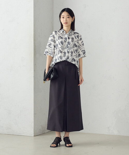 COMME CA ISM(コムサイズム)の「ポリエステルデシン フラワープリント クロップドシャツ(シャツ/ブラウス・レディース・オフホワイト/ブラック・MEDIUM/LARGE)」の3枚目の写真