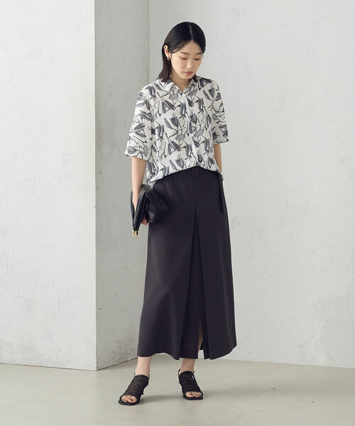 COMME CA ISM(コムサイズム)の「ポリエステルデシン フラワープリント クロップドシャツ(シャツ/ブラウス・レディース・オフホワイト/ブラック・MEDIUM/LARGE)」の4枚目の写真