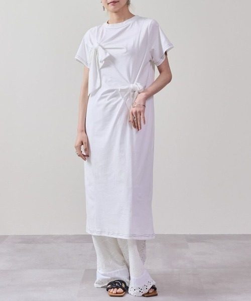 DOLLUPOOPS(ドールアップウップス)の「フロントリボン配色ステッチワンピース(ワンピース・レディース・ブルー/ブラック/カーキ/オフホワイト・38)」の1枚目の写真