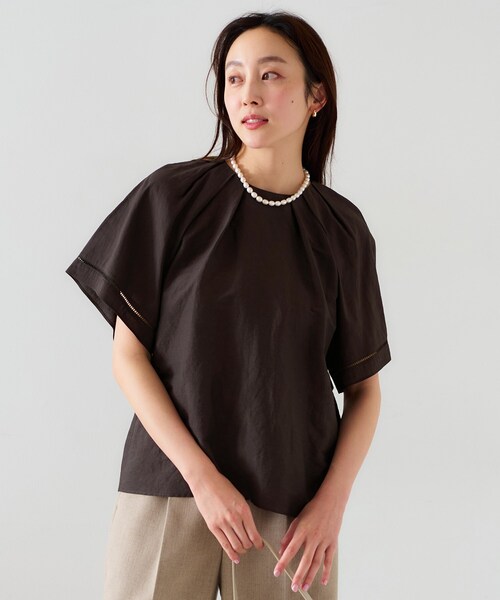 UNTITLED(アンタイトル)の「【セットアップ可能】リネン混 タックブラウス(シャツ/ブラウス・レディース・ブラウン系その他/ライトベージュ/ライトオレンジ系/オフホワイト/チャコールグレー/ブルー/パープル系4・00/01/02/03/04/44/46/48/50)」の4枚目の写真