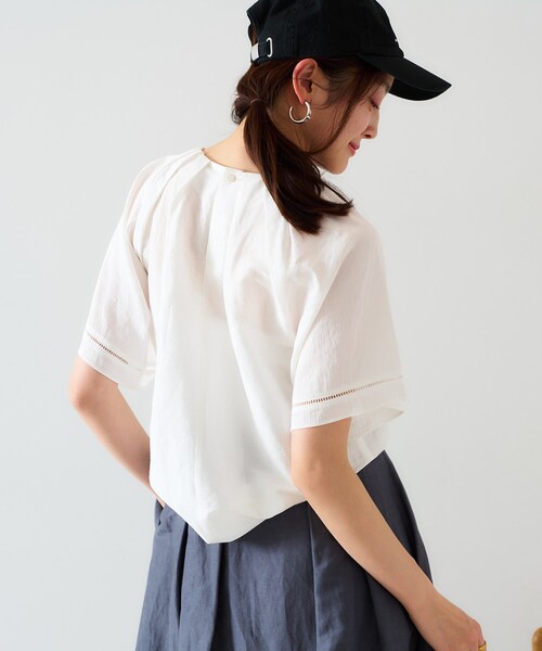 UNTITLED(アンタイトル)の「【セットアップ可能】リネン混 タックブラウス(シャツ/ブラウス・レディース・ブラウン系その他/ライトベージュ/ライトオレンジ系/オフホワイト/チャコールグレー/ブルー/パープル系4・00/01/02/03/04/44/46/48/50)」の10枚目の写真