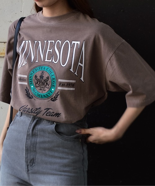 spiritoso(スピリトーゾ)の「【spiritoso】MINESOTAカレッジロゴTシャツ(Tシャツ/カットソー・メンズ・ホワイト系その他/ブラウン/チャコール・FREE)」の3枚目の写真