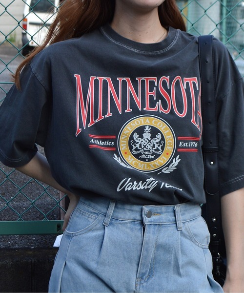 spiritoso(スピリトーゾ)の「【spiritoso】MINESOTAカレッジロゴTシャツ(Tシャツ/カットソー・メンズ・ホワイト系その他/ブラウン/チャコール・FREE)」の2枚目の写真