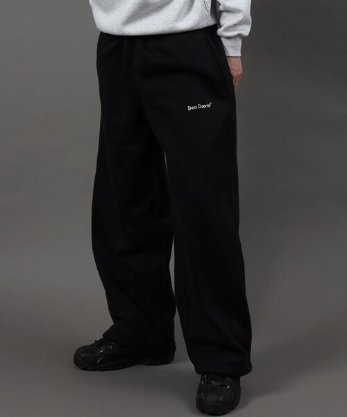 BEN DAVIS(ベンデイビス)の「【BEN DAVIS(ベンデイビス)】WIDE CURVE SWEAT PANTS / ワイド カーブパンツ スウェットパンツ 裏起毛 ドローコード 刺繍(その他パンツ・メンズ・アッシュグレー/ブルーグレー/ブラック/モカ・MEDIUM/X-LARGE/LARGE)」の2枚目の写真
