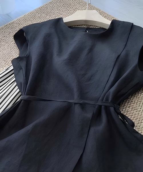 SPIGA(スピーガ)の「ウエストマークフレアヘムチュニックブラウス(シャツ/ブラウス・レディース・ブラック・LARGE/MEDIUM/SMALL/X-LARGE)」の2枚目の写真