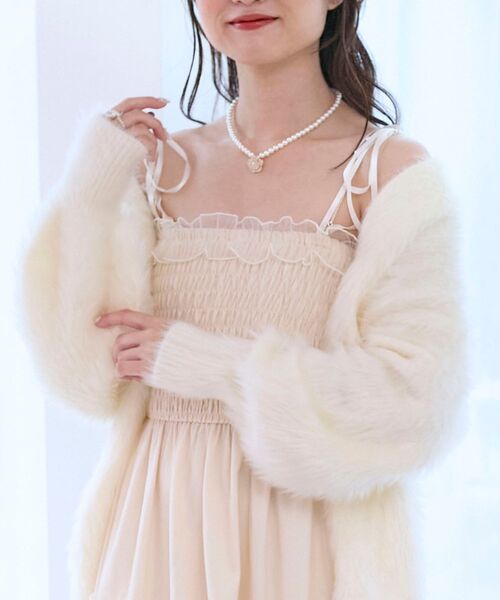 MAJESTIC LEGON（マジェスティックレゴン）の「パールチェーンキャミワンピース（ワンピース・レディース・ブラック/ピンクベージュ/ホワイト系その他/グレー/アイボリー・MEDIUM/SMALL/X-SMALL）」の9枚目の写真