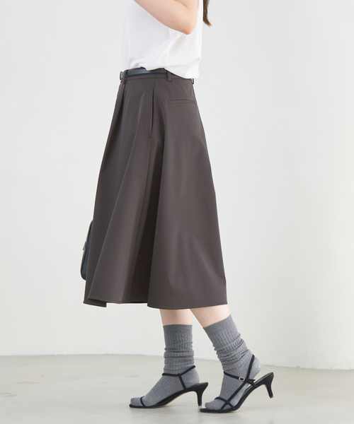 IENA（イエナ）の「タックキュロットパンツ（その他パンツ・レディース・ベージュ/チャコールグレー・38/36）」の8枚目の写真