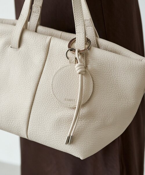 russet（ラシット）の「【再値下げ】ミラー付きレザーチャーム（チャーム・レディース・ブラック/アイボリー・FREE）」の2枚目の写真