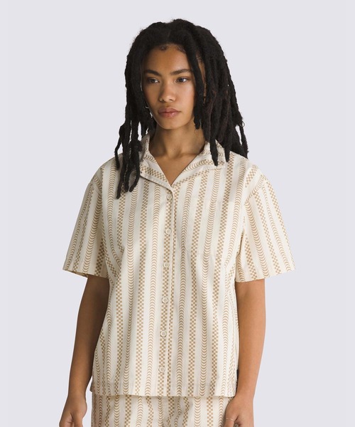 VANS(バンズ)の「SPITFIRE ウィメンズ ウーヴンシャツ / SPITFIRE WHEELS SS WOVEN SPITF VN000G3NDJR1(シャツ/ブラウス・レディース・ベージュ・X-SMALL/SMALL/LARGE)」の1枚目の写真