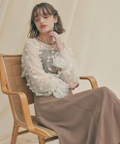 3Dフラワー刺繍ボリュームスリーブブラウス×フレアキャミソール