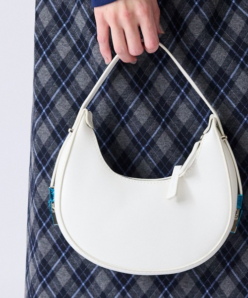 AO2(アオズ)の「Faux Leather Crescent-Shaped Hobo Bag / フェイクレザー 三日月型 ホーボーバッグ(ハンドバッグ・レディース・ホワイト/ブラック・FREE)」の1枚目の写真