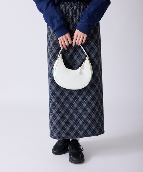 AO2(アオズ)の「Faux Leather Crescent-Shaped Hobo Bag / フェイクレザー 三日月型 ホーボーバッグ(ハンドバッグ・レディース・ホワイト/ブラック・FREE)」の7枚目の写真
