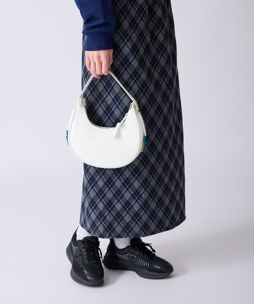 AO2(アオズ)の「Faux Leather Crescent-Shaped Hobo Bag / フェイクレザー 三日月型 ホーボーバッグ(ハンドバッグ・レディース・ホワイト/ブラック・FREE)」の8枚目の写真