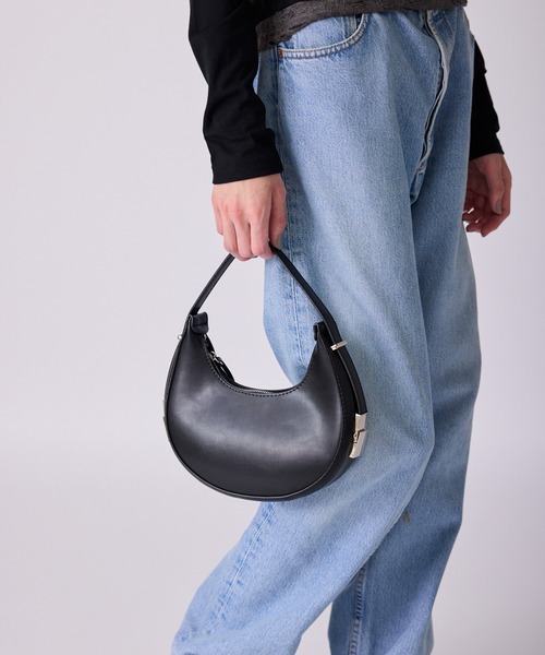 AO2(アオズ)の「Faux Leather Crescent-Shaped Hobo Bag / フェイクレザー 三日月型 ホーボーバッグ(ハンドバッグ・レディース・ホワイト/ブラック・FREE)」の11枚目の写真