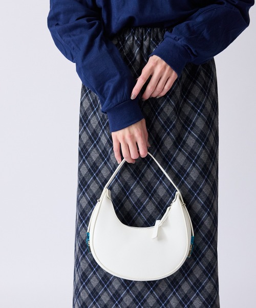 AO2(アオズ)の「Faux Leather Crescent-Shaped Hobo Bag / フェイクレザー 三日月型 ホーボーバッグ(ハンドバッグ・レディース・ホワイト/ブラック・FREE)」の5枚目の写真