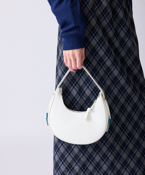 AO2(アオズ)の「Faux Leather Crescent-Shaped Hobo Bag / フェイクレザー 三日月型 ホーボーバッグ(ハンドバッグ・レディース・ホワイト/ブラック・FREE)」の4枚目の写真