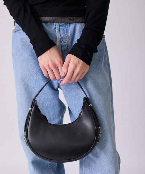 AO2(アオズ)の「Faux Leather Crescent-Shaped Hobo Bag / フェイクレザー 三日月型 ホーボーバッグ(ハンドバッグ・レディース・ホワイト/ブラック・FREE)」の6枚目の写真