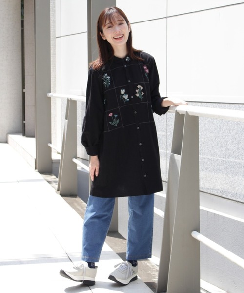 SUPER HAKKA(スーパーハッカ)の「フラワーワンポイント刺繍インレイデニムストレッチテーパードパンツ(デニムパンツ・レディース・ネイビー/ブルー・M/S)」の3枚目の写真