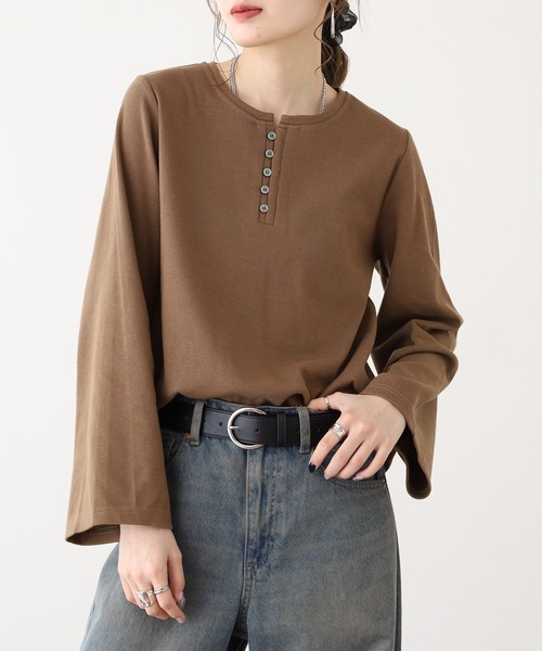 OMNES(オムネス)の「リブワイドスリーブ ヘンリーネック長袖プルオーバー(Tシャツ/カットソー・レディース・ブルー/オリーブ/アイボリー/ブラック/ホワイト×ブラック・FREE)」の1枚目の写真