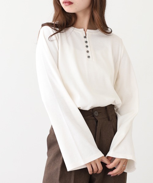OMNES(オムネス)の「リブワイドスリーブ ヘンリーネック長袖プルオーバー(Tシャツ/カットソー・レディース・ブルー/オリーブ/アイボリー/ブラック/ホワイト×ブラック・FREE)」の2枚目の写真