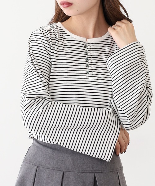 OMNES(オムネス)の「リブワイドスリーブ ヘンリーネック長袖プルオーバー(Tシャツ/カットソー・レディース・ブルー/オリーブ/アイボリー/ブラック/ホワイト×ブラック・FREE)」の7枚目の写真