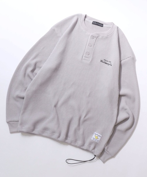 Mark Gonzales（マーク・ゴンザレス）の「MARK GONZALES ARTWORK COLLECTION/マークゴンザレス 別注 ワンポイント刺繍 ピスネーム ドローコード オーバーサイズ サーマル ワッフル ヘンリーネック 長袖Tシャツ ロンT（Tシャツ/カットソー・メンズ・ブラック/チャコール/ホワイト/グレー・M/XL/L）」の3枚目の写真