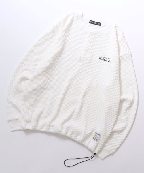 Mark Gonzales（マーク・ゴンザレス）の「MARK GONZALES ARTWORK COLLECTION/マークゴンザレス 別注 ワンポイント刺繍 ピスネーム ドローコード オーバーサイズ サーマル ワッフル ヘンリーネック 長袖Tシャツ ロンT（Tシャツ/カットソー・メンズ・ブラック/チャコール/ホワイト/グレー・M/XL/L）」の2枚目の写真