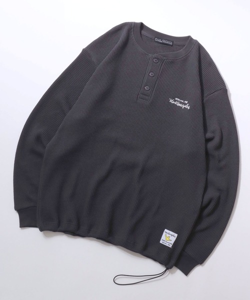 Mark Gonzales（マーク・ゴンザレス）の「MARK GONZALES ARTWORK COLLECTION/マークゴンザレス 別注 ワンポイント刺繍 ピスネーム ドローコード オーバーサイズ サーマル ワッフル ヘンリーネック 長袖Tシャツ ロンT（Tシャツ/カットソー・メンズ・ブラック/チャコール/ホワイト/グレー・M/XL/L）」の4枚目の写真